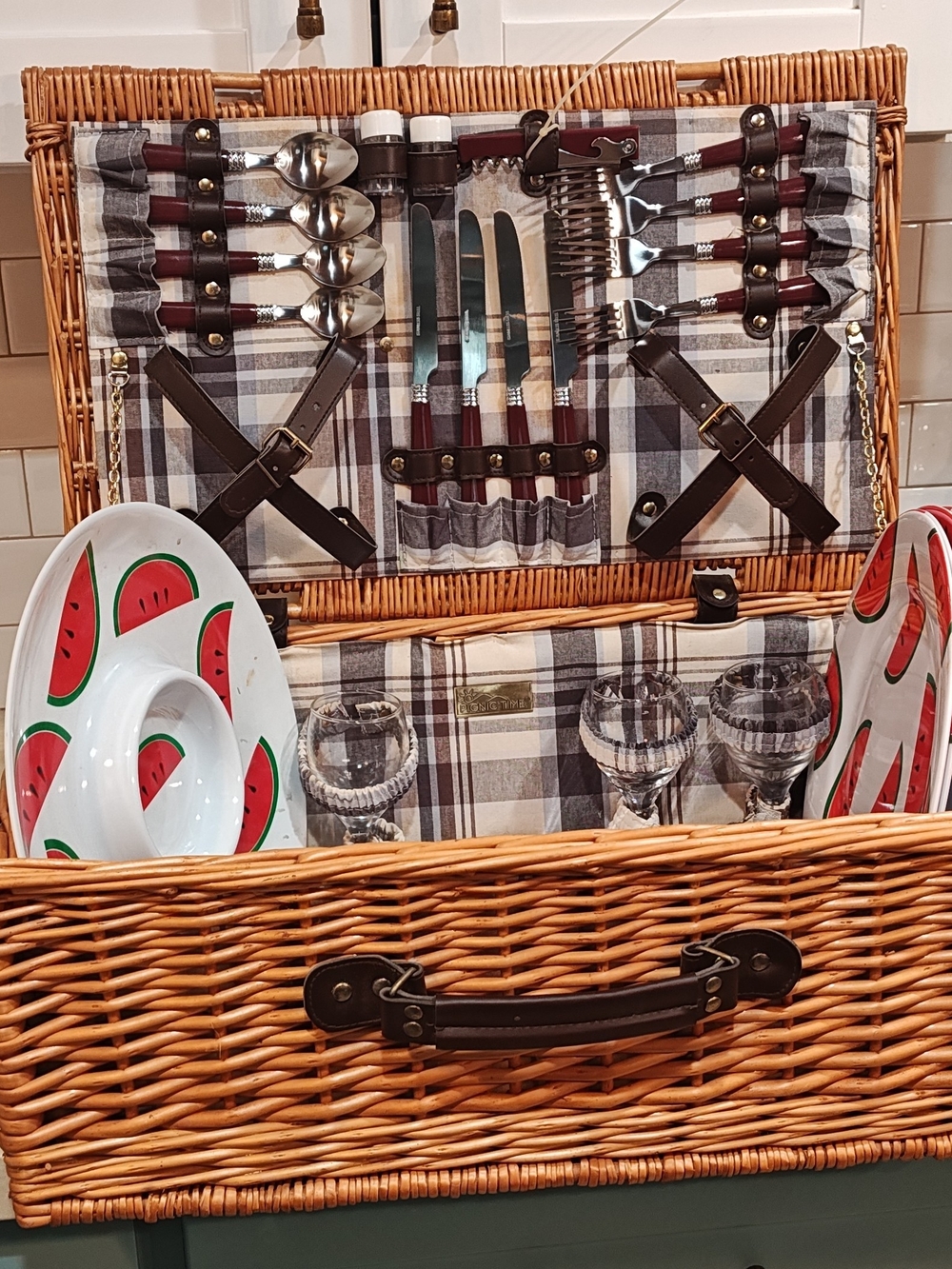 Vintage Bellagio Wicker Picnic Basket with Complete Dinner Set